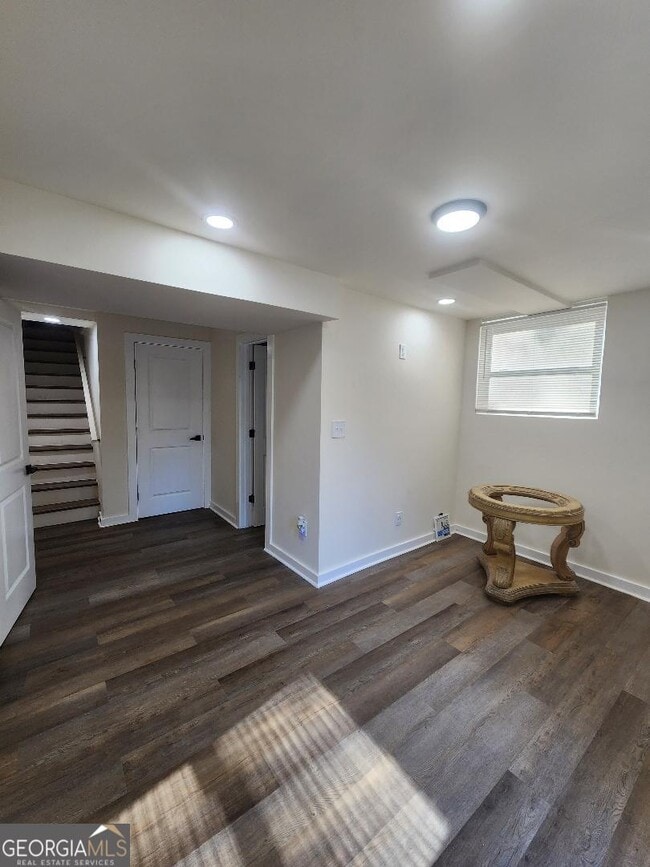 Building Photo - 302 Kelso Dr SW