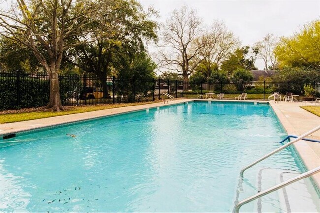 Building Photo - 12800 Briar Forest Dr