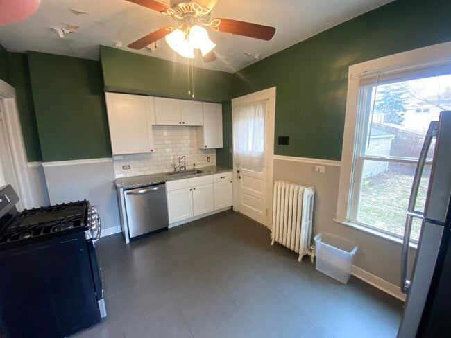 Building Photo - 1422 Rosewood Ave