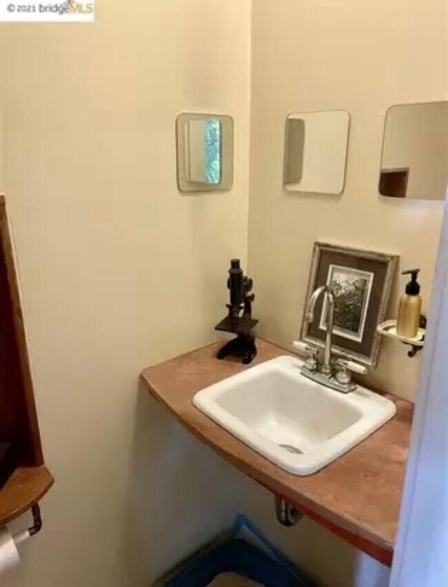 Building Photo - Gorgeous 2 bedroom in Point Richmond! Available now!