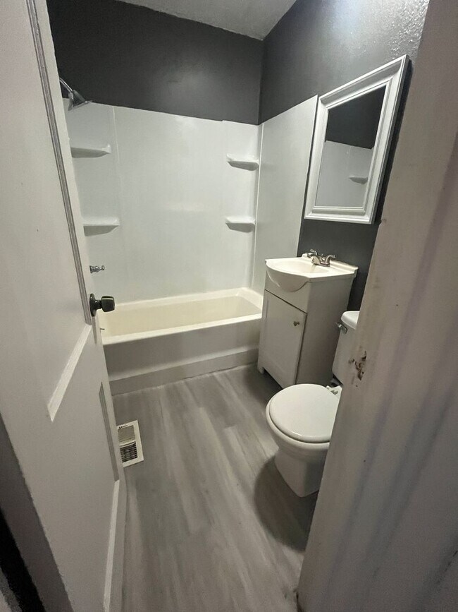 Building Photo - $795 - 2 bed 1 bath - Duplex