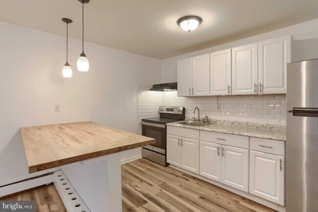 Building Photo - 825 Scull St