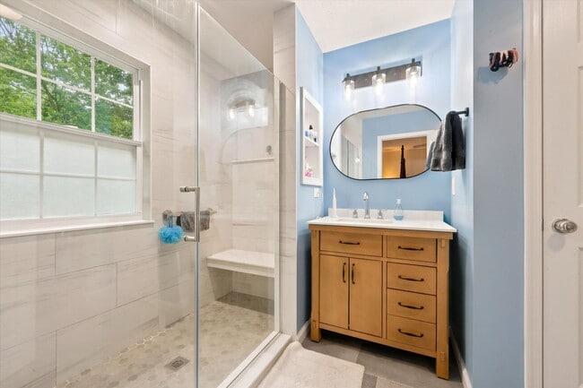 Building Photo - Town Home in Popular North Pointe