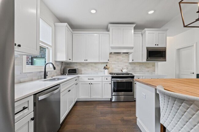 Building Photo - 5709 Bower Ln