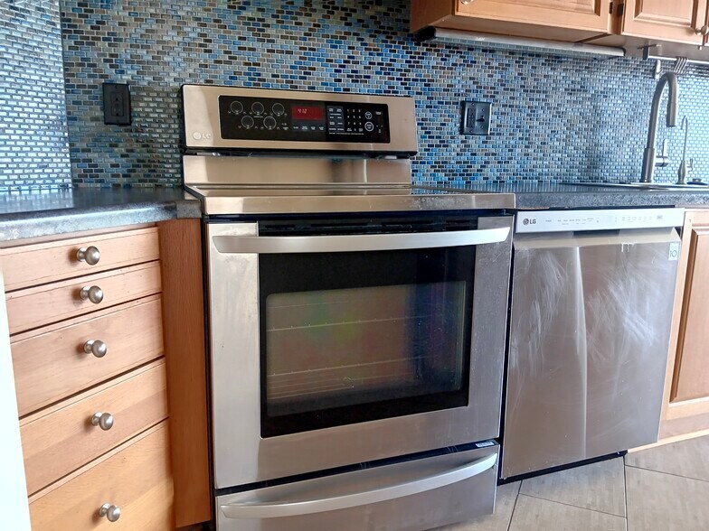 Oven and dishwasher - 1425 W 28th St