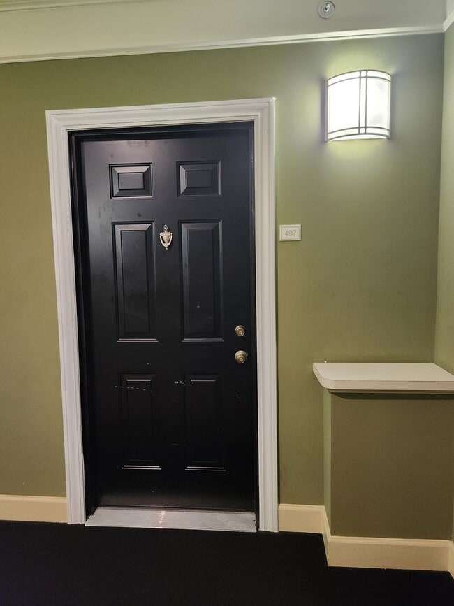 Building Photo - Bright Two Bedroom Condo