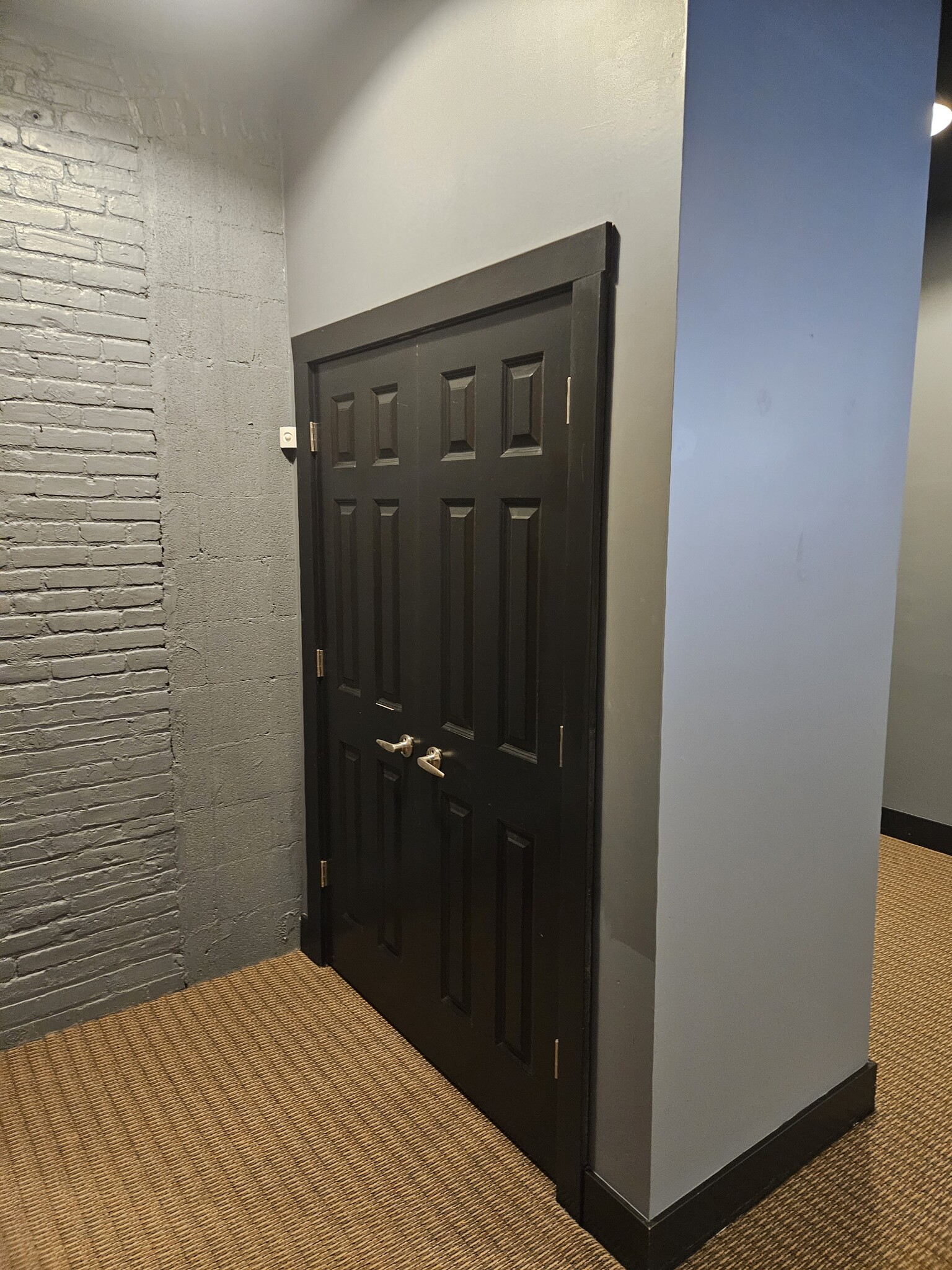 Building Photo - 329 S Washington Sq