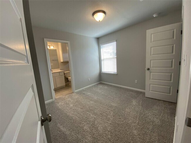 Building Photo - 1712 Artesian Spgs Xing