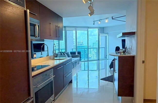 Building Photo - 475 Brickell Ave