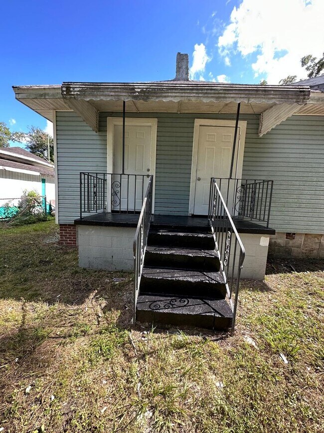 Building Photo - Fully Renovated 2/1 Single Family Ready to Move In!!!
