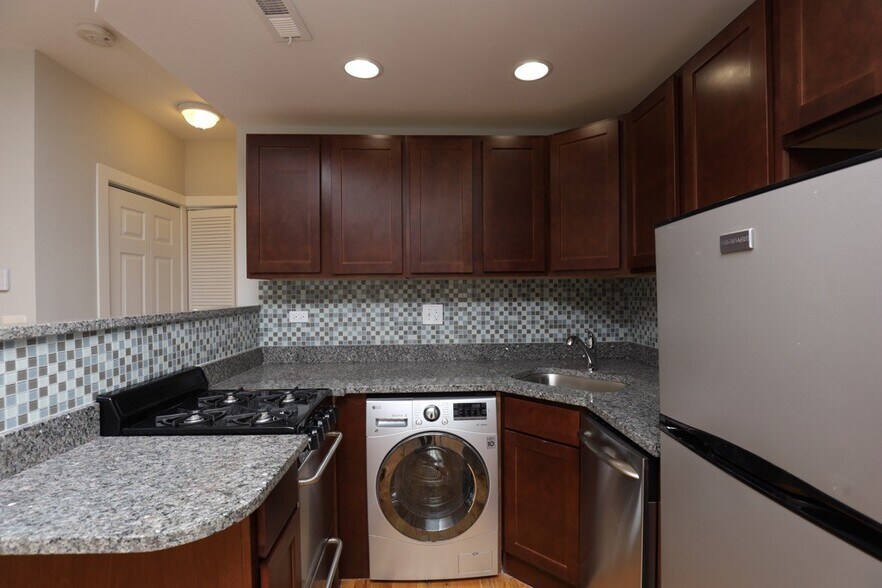 Building Photo - 562 W Arlington Pl