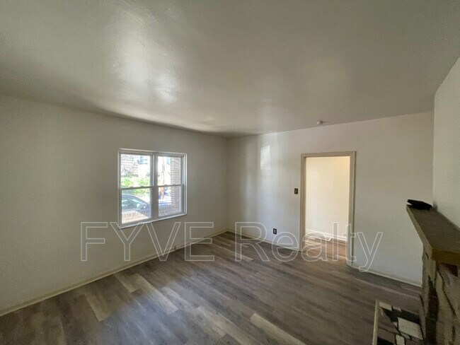 Building Photo - 489 Norton St