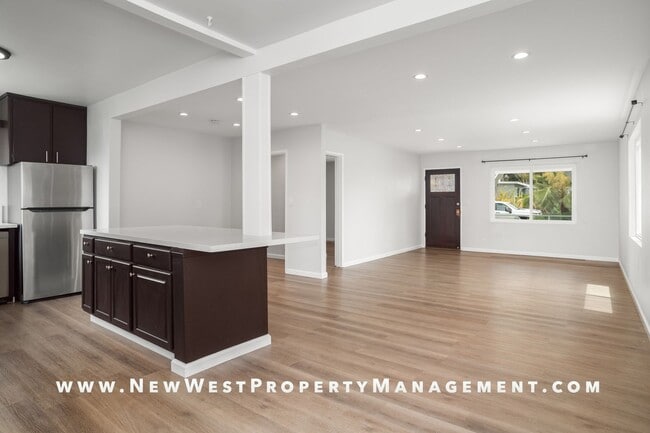 Building Photo - Upgraded Oceanside 3 Bedroom, Available Now! Small Pet OK!