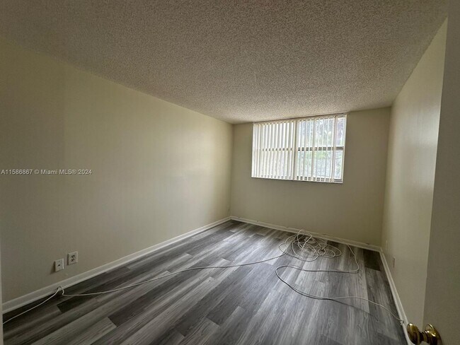 Building Photo - 470 Executive Center Dr