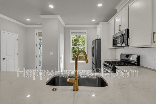 Building Photo - 523 Green Fern Dr