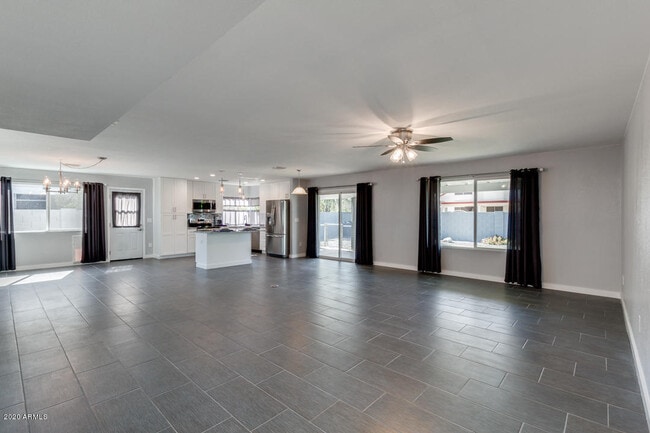 Building Photo - 1115 W Barrow Dr