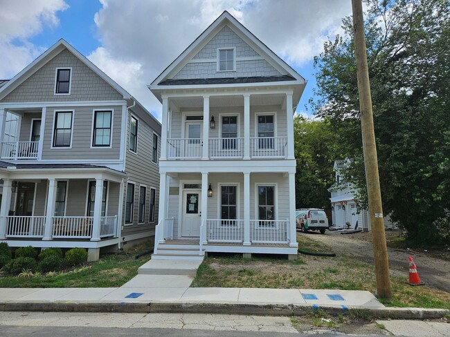 Primary Photo - 961 Pink St