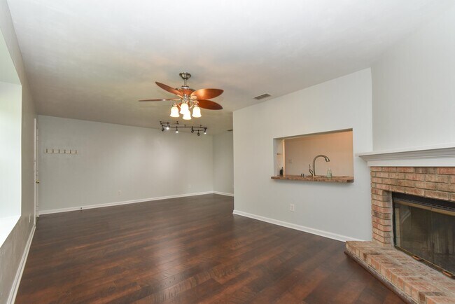 Building Photo - 2046 Gardenbrook Ln