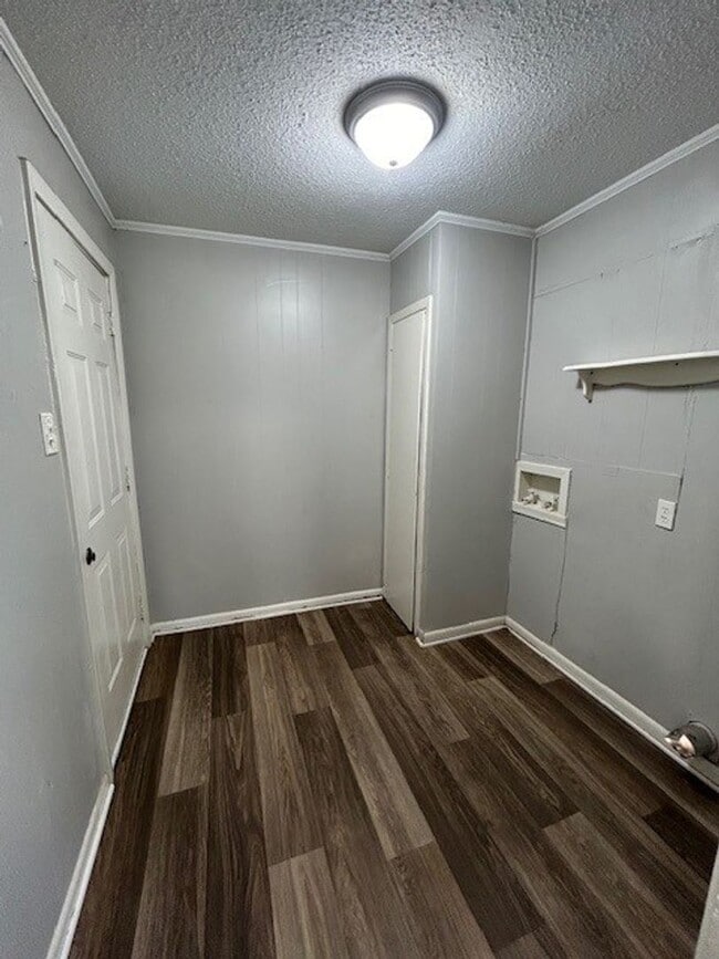 Building Photo - Spacious 2 Bedroom