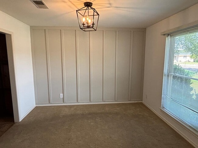Building Photo - 4201 Valley Dr