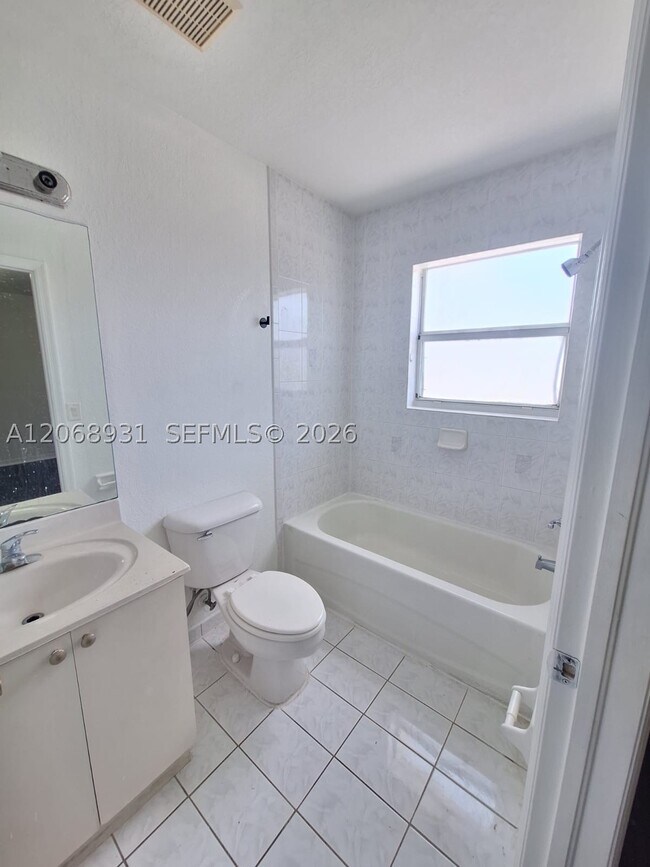 Building Photo - 1654 SE 31st Ct