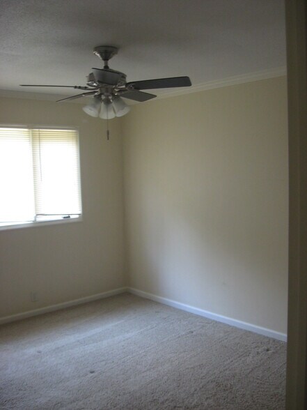 Building Photo - 5633 Parker St