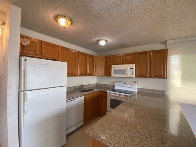 Building Photo - 1 Bedroom/1 Bath/2 Parking: Four Paddle in...