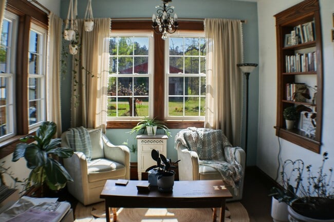 Building Photo - 5 bedroom on 2 acres