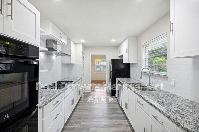 Building Photo - 9007 Sweetwater Dr