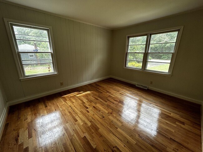 Building Photo - 1233 Crenshaw St