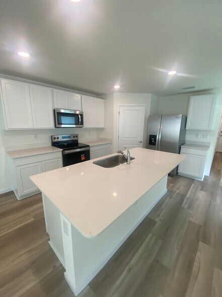 Building Photo - 11486 Memorial Dr
