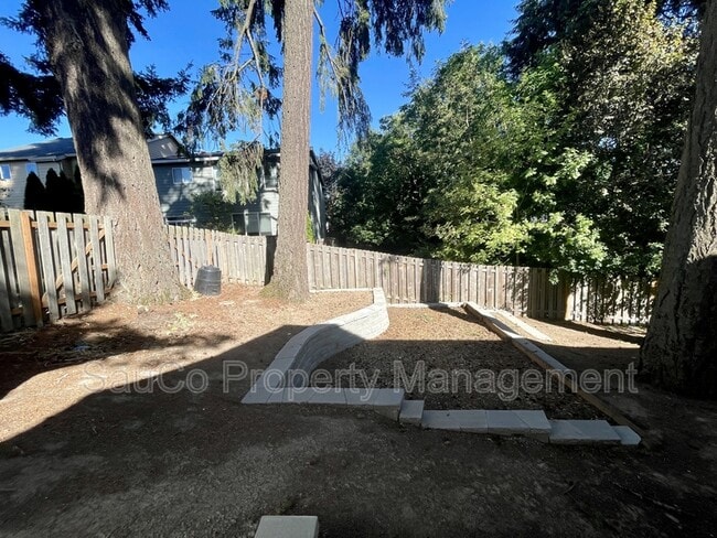 Building Photo - 324 SE 30th Ave