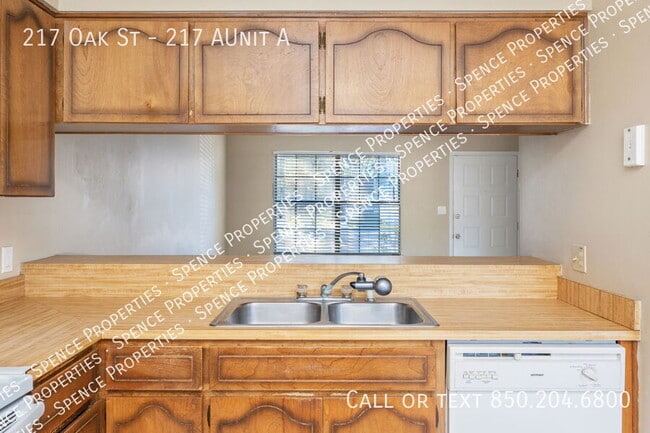 Building Photo - 217 Oak St SE