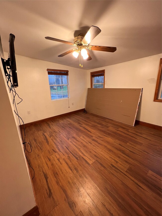 Building Photo - 6 Farmingdale Ln