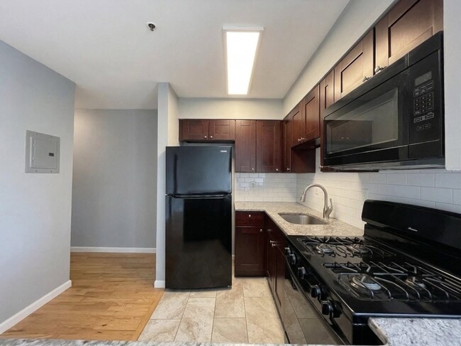 Building Photo - 420 6th St