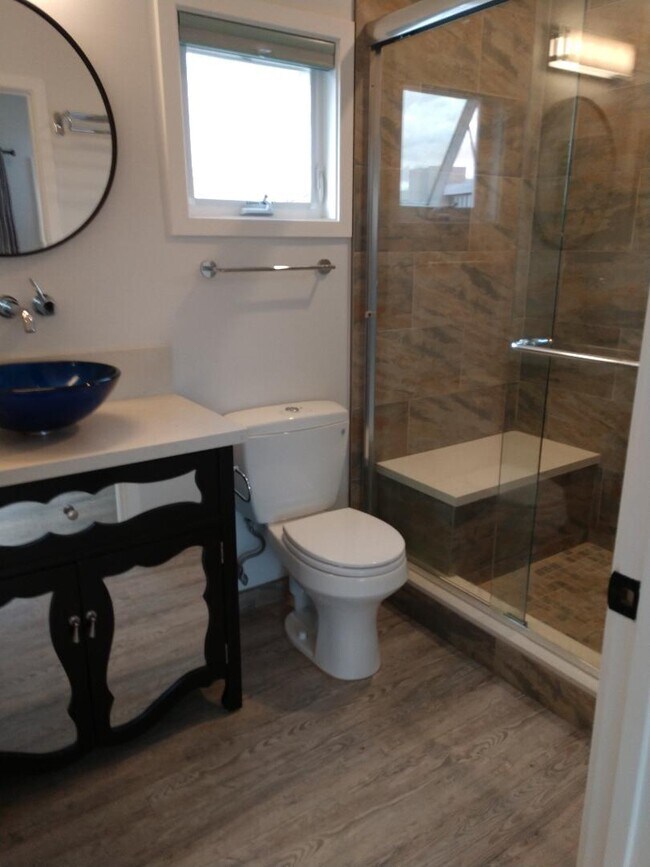 Bath - 3534 Wesley St
