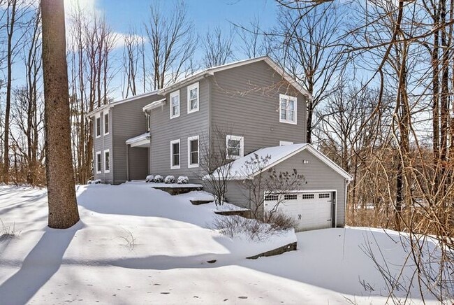 Building Photo - Beautiful Home surrounded by nature!