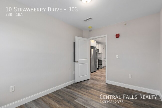 Building Photo - 10 Strawberry Dr