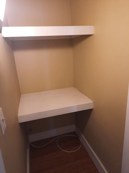 Back hall storage - 31B Kinsley St