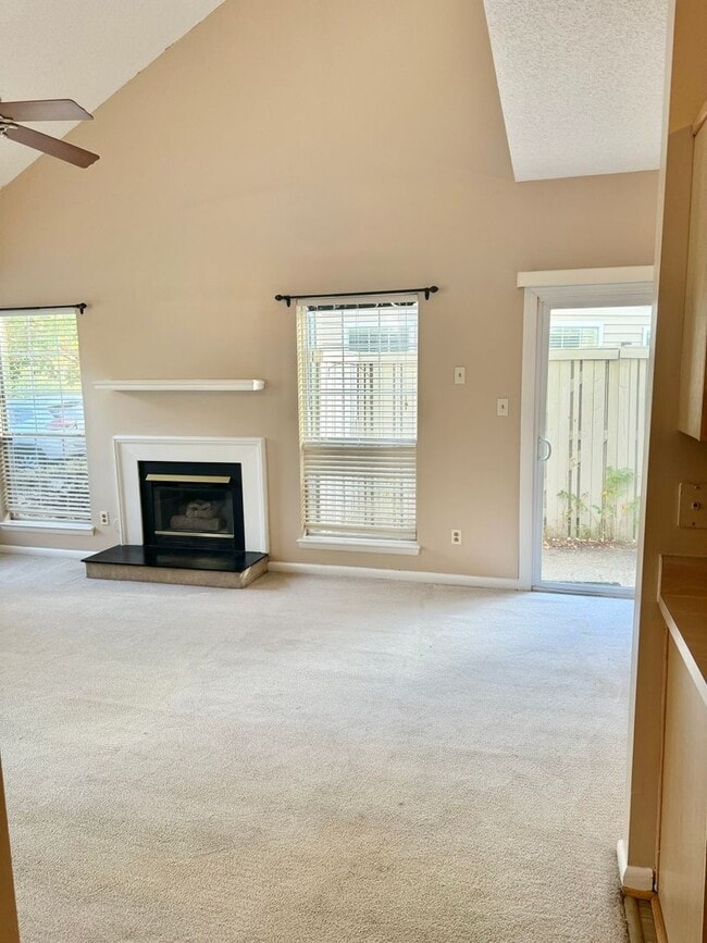 Building Photo - Awesome, 2 story, end unit condo right across from Honey Bee Golf Course in Virginia Beach-