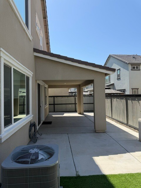 Building Photo - Gorgeous Lathrop 4 Bedroom 3 Bathroom plus a loft area home