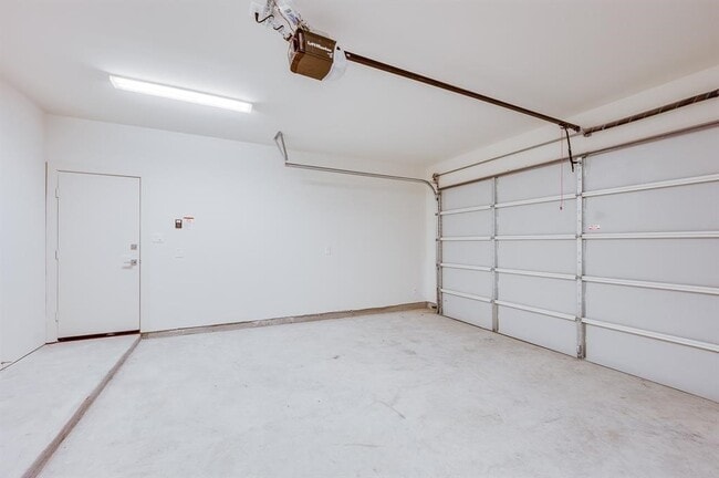Building Photo - 2102 Live Oak St