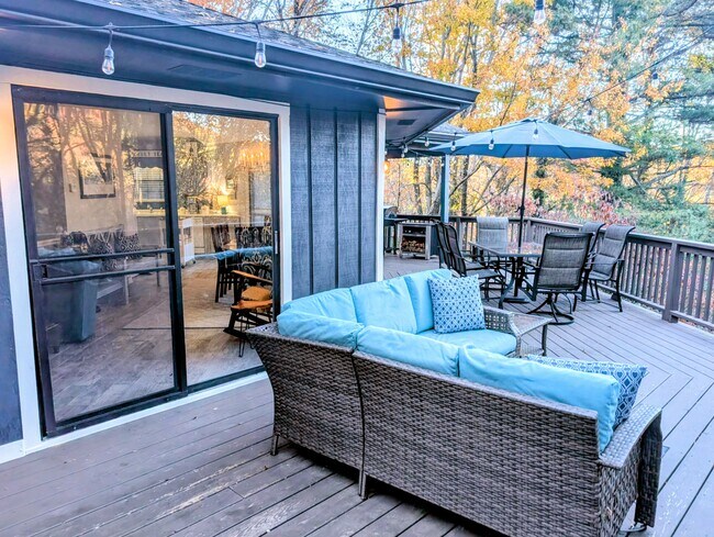 Building Photo - 842 Alpine Dr