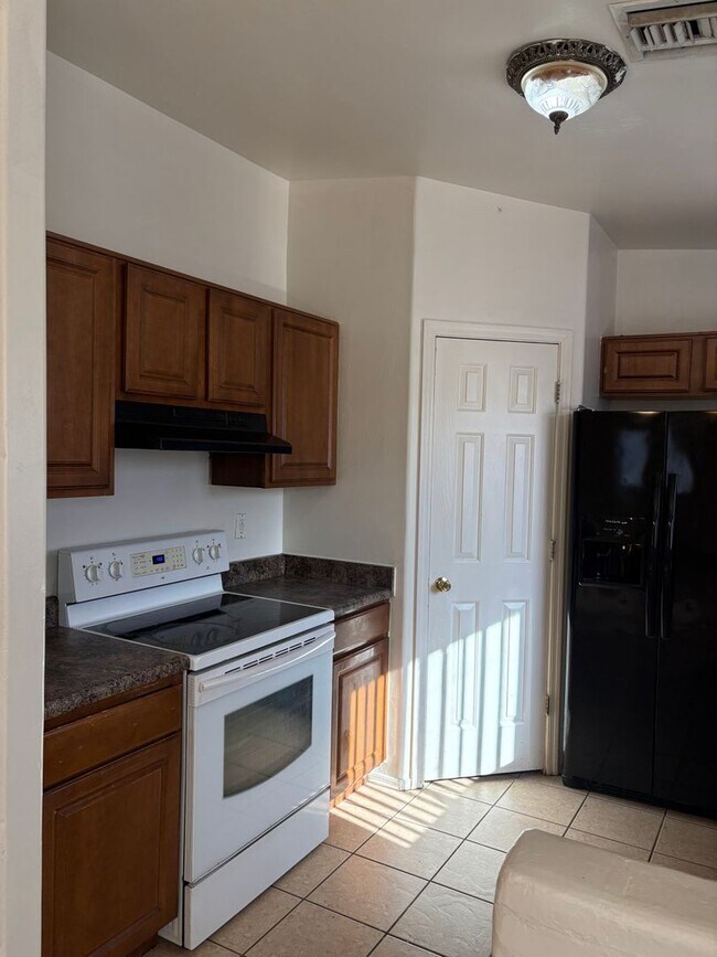 Building Photo - Beautifully Renovated 3 Bedroom Home -A/C-...