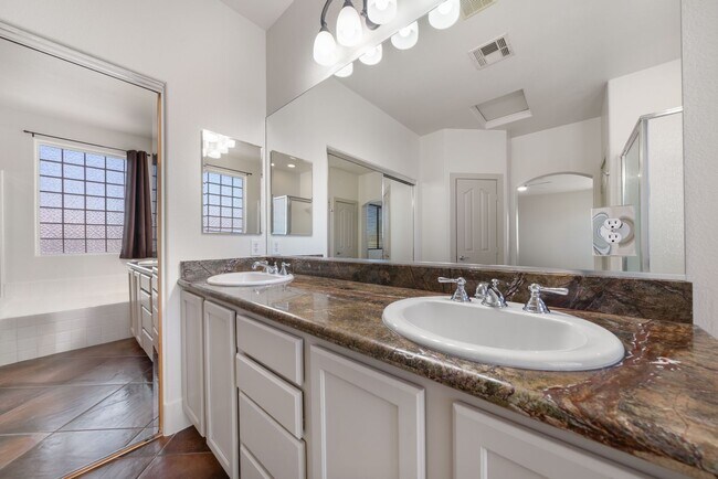 Building Photo - Beautifully Updated 4-Bedroom Home with 3-...