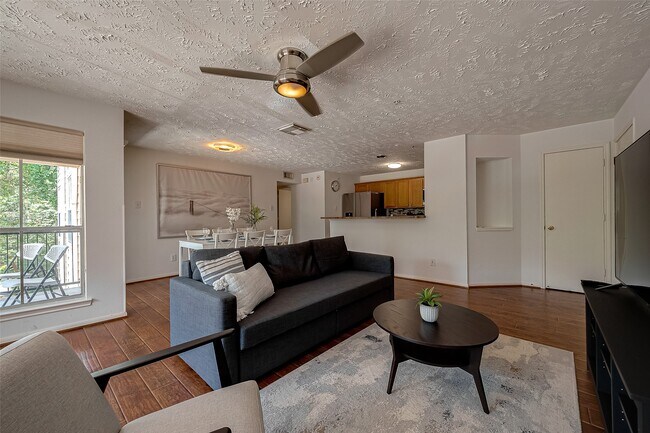 Building Photo - 8051 Bay Branch Dr