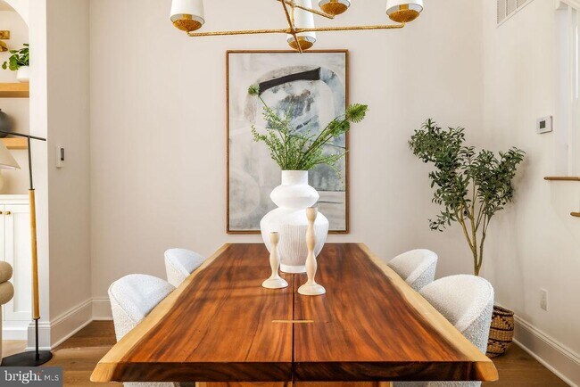 Building Photo - 2460 Ontario Rd NW