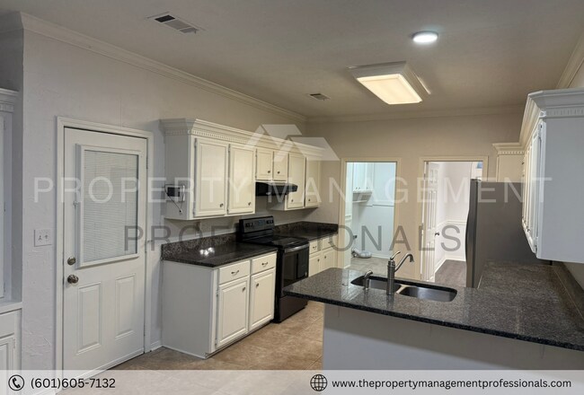 Building Photo - Renovated beauty near the country club and golf course!