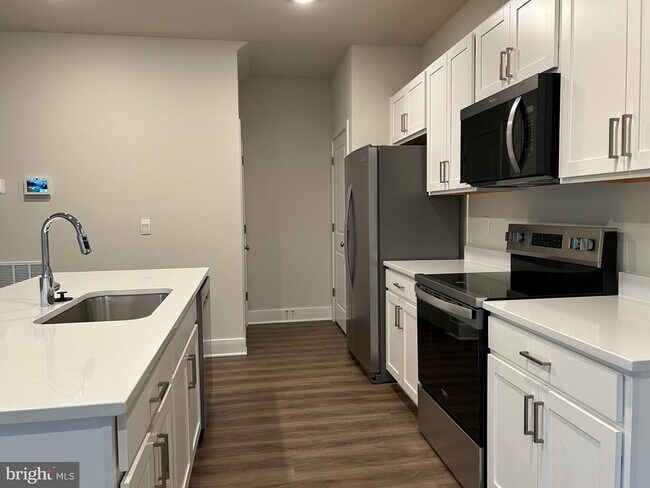 Building Photo - 140 Wappinger Ter