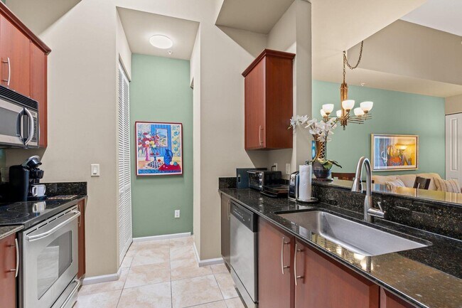 Building Photo - 403 S Sapodilla Ave